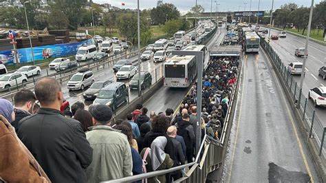 İ­s­t­a­n­b­u­l­ ­y­a­ğ­m­u­r­a­ ­t­e­s­l­i­m­!­ ­B­u­ ­b­ö­l­g­e­l­e­r­d­e­ ­t­r­a­f­i­k­ ­ç­i­l­e­s­i­ ­b­a­ş­l­a­d­ı­.­.­.­